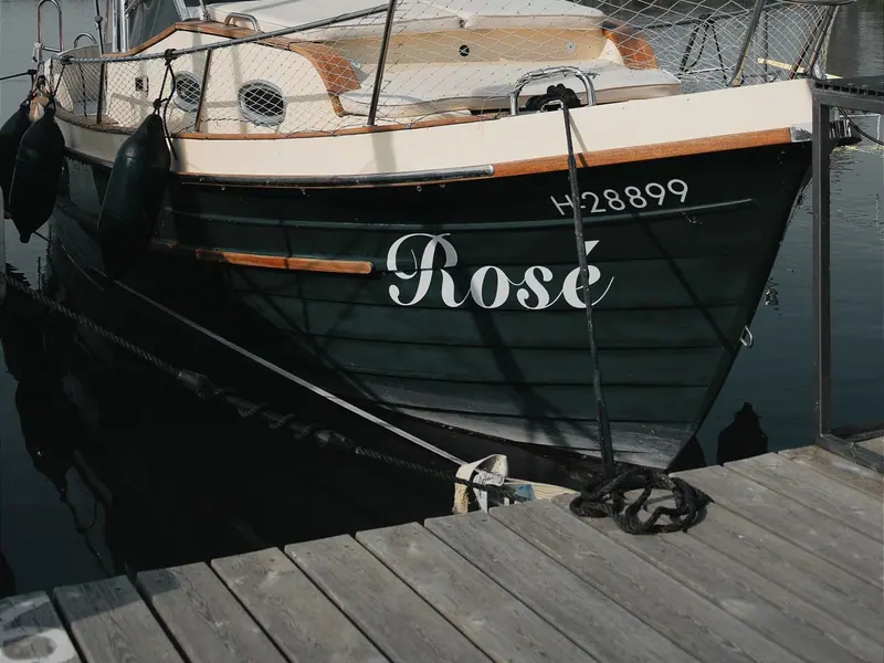De naam Rosé op de boeg van een boot
