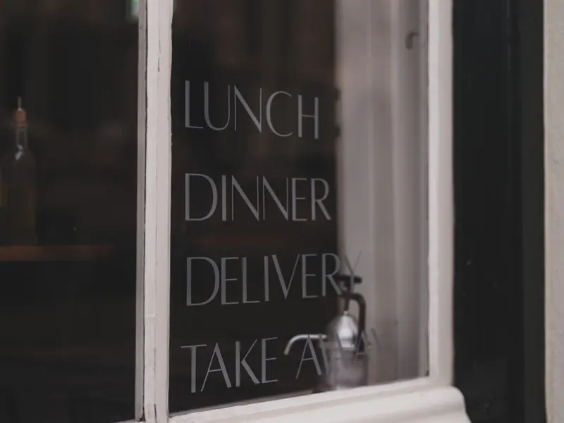 Letters op het raam van een restaurant